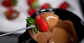Fondue de chocolate que leva só 3 ingredientes e é uma delícia