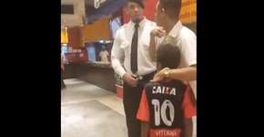 Segurança impede que cliente compre comida à criança em shopping