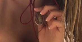 Blogueira faz colar com lábios vaginais e celebra sua liberdade