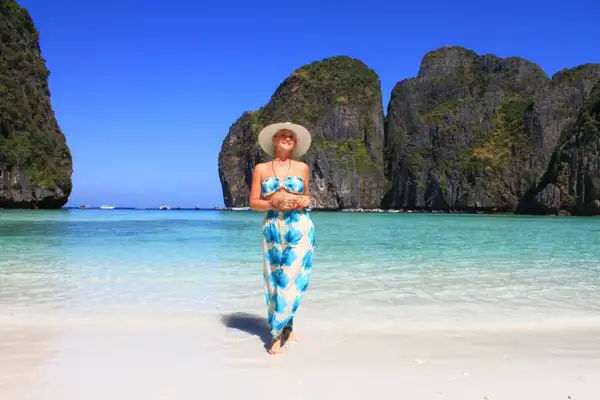 Catia Frias durante passeio a Maya Bay, na Tailândia, a praia onde foi filmado 