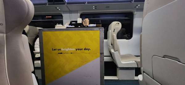 Durante o percurso são servidos snacks e uma refeição leve