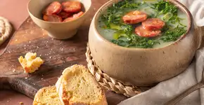 Caldo verde com linguiça defumada fica pronto em poucos minutos e é irresistível