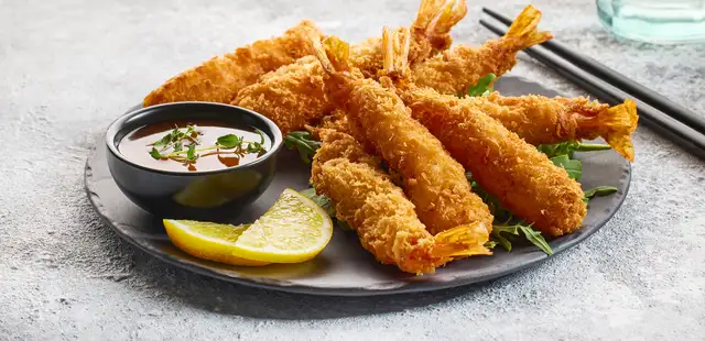 Camarão com crosta de coco e molho de manga: o prato perfeito para jantares especiais!