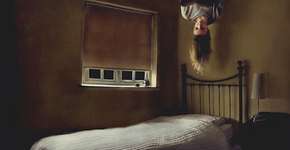 Fotógrafa inglesa cria série de autorretratos com toques existenciais e surrealistas