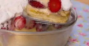 Bolo de morango gelado na travessa é prático; veja receita