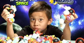 Garoto de 9 anos fatura US$ 1 milhão abrindo brinquedos no YouTube