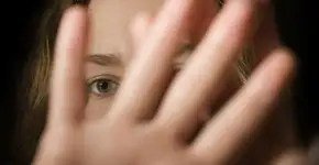 Pai é condenado por estuprar filha que se assumiu lésbica