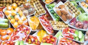 Estudo revela como embalagens liberam microplásticos nos alimentos do dia a dia