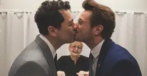 Novelista Tiago Santiago se casa com o namorado, Davi Stepurski