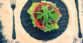 Rola um hambúrguer de inseto?