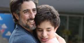 Marcos Mion se empolga dançando rock com o filho Romeo