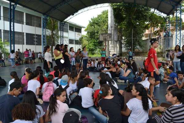 Alunos reunidos em Osasco