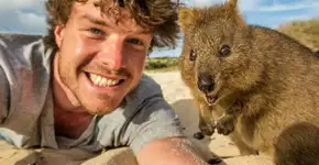 O emprego deste cara é tirar selfies com animais; veja as fotos