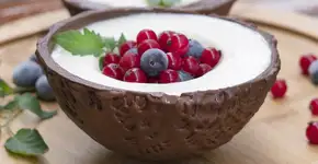 Pudim mousse de coco na casquinha de chocolate