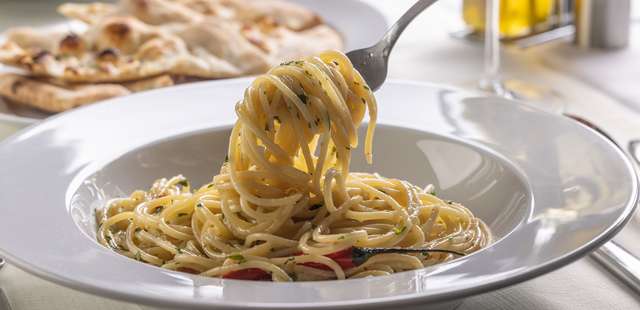 Este macarrão alho e óleo com parmesão vai te salvar em dias corridos