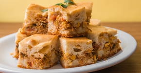 Torta de frango de liquidificador deliciosa e rápida de fazer