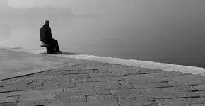 OMS reconhece solidão como ameaça global e amizade como cuidado