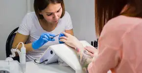 Mulher descobre câncer após manicure alertá-la sobre sinal