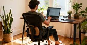 A cadeira da sala pode estar destruindo sua coluna aos poucos