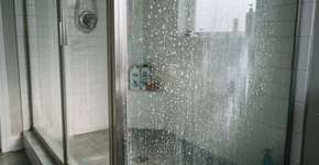 O especialista usa apenas sabonete em barra para revitalizar o vidro do banheiro, muito melhor do que comprar equipamentos caros e gastar dinheiro à toa