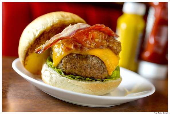 BQ Burger (blend de Kobe Beef, relish de tomate, cheddar inglês, bacon crocante, alface e cebola puxada no barbecue): novidade do menu da Chip's Burger e que faz parte também do Desafio Chip's