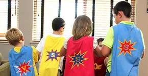 Transforme camisetas velhas em capas de super-heróis para as crianças