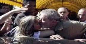 Fake News: beijo de Lula em Gleisi Hoffmann prova relação amorosa