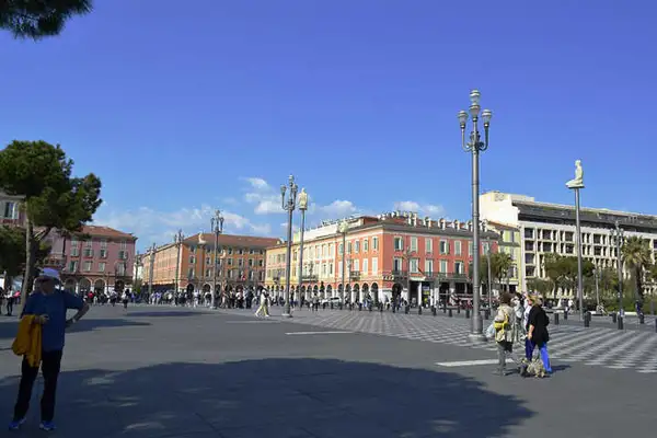 Vista da Place Masséna, praça principal de Nice que fica entre os centros antigo e novo da cidade