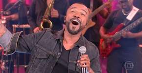 Alexandre Pires cospe água no palco do Domingão ao vivo