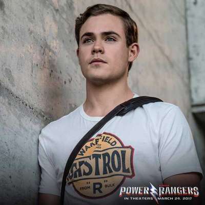 Dacre Montgomery como Jason Scott