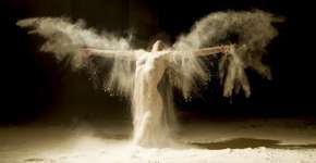 Veja o que acontece quando dançarinos incorporam areia a seus movimentos