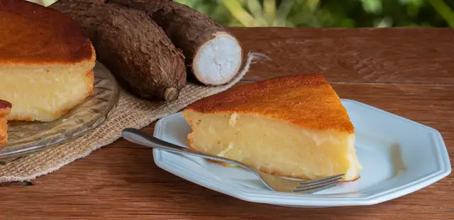 Essa receita de bolo de macaxeira vai te fazer esquecer o tradicional de padaria