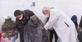 Padre Júlio Lancellotti chora ao atender morador de rua com hipotermia