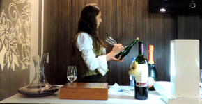 Que tal abrir vinho com uma taça de cristal