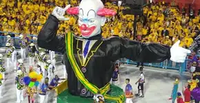 Acadêmicos de Vigário Geral leva palhaço gigante vestido de Bolsonaro