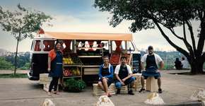Quarteto de amigos adapta Kombi para vender orgânicos