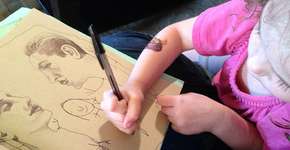 Mica Angela Hendricks e as artes com sua filha de quatro anos