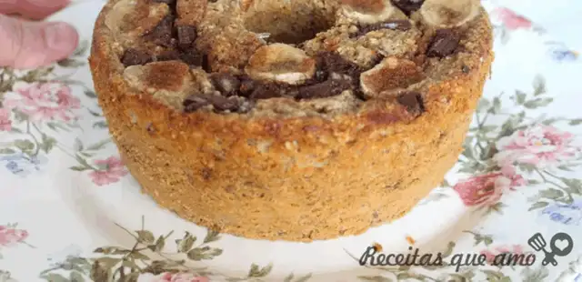 Aprenda a fazer um bolo de banana com chocolate fofinho, macio e sem glúten