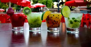 Aprenda a fazer uma caipirinha de morango e kiwi dos deuses