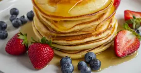 Panquecas americanas com frutas para o café da manhã