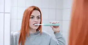 Escovar ou passar fio dental primeiro? A ordem que pode salvar seus dentes