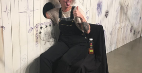 Às cegas: Coloque o braço no buraco e ganhe uma tatuagem