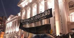 Estudantes da UFPR recolocam faixa arrancada em ato pró-Bolsonaro