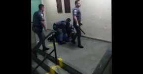Vídeo registra PMs agredindo jovens dentro de escola em São Paulo