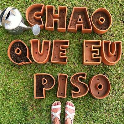 No museu a céu aberto Inhotim, usando os vasos de cerâmica criados pela artista Marilá Dardot