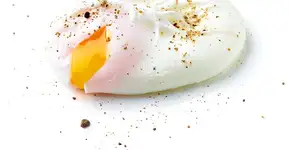 Ovo poché perfeito em casa: o segredo para a gema no ponto exato!