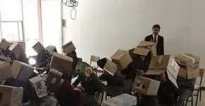 Professor faz alunos usarem caixa na cabeça e revolta os pais
