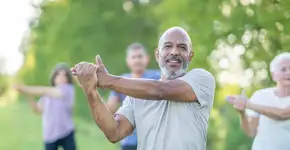 Fazer exercícios ao ar livre ajuda a diminuir dor e estresse, diz estudo