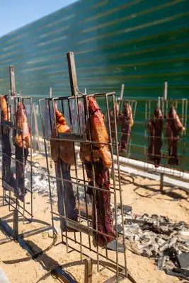 Mais do que um evento gastronômico, o Caminhos de Fogo se posiciona como um espaço de experimentação. É aquele tipo de rolê em que você prova algo novo, aprende sobre técnicas e ainda curte um clima leve, ao ar livre, cercado por gente que também ama comer bem