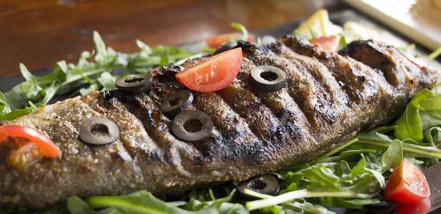 Filé de peixe assado com legumes